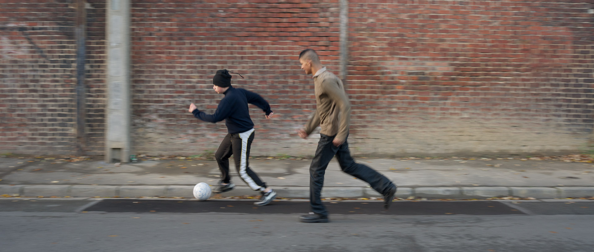 Jeunes footballeurs, rue Philippe-Lebon, à Lille Fives.