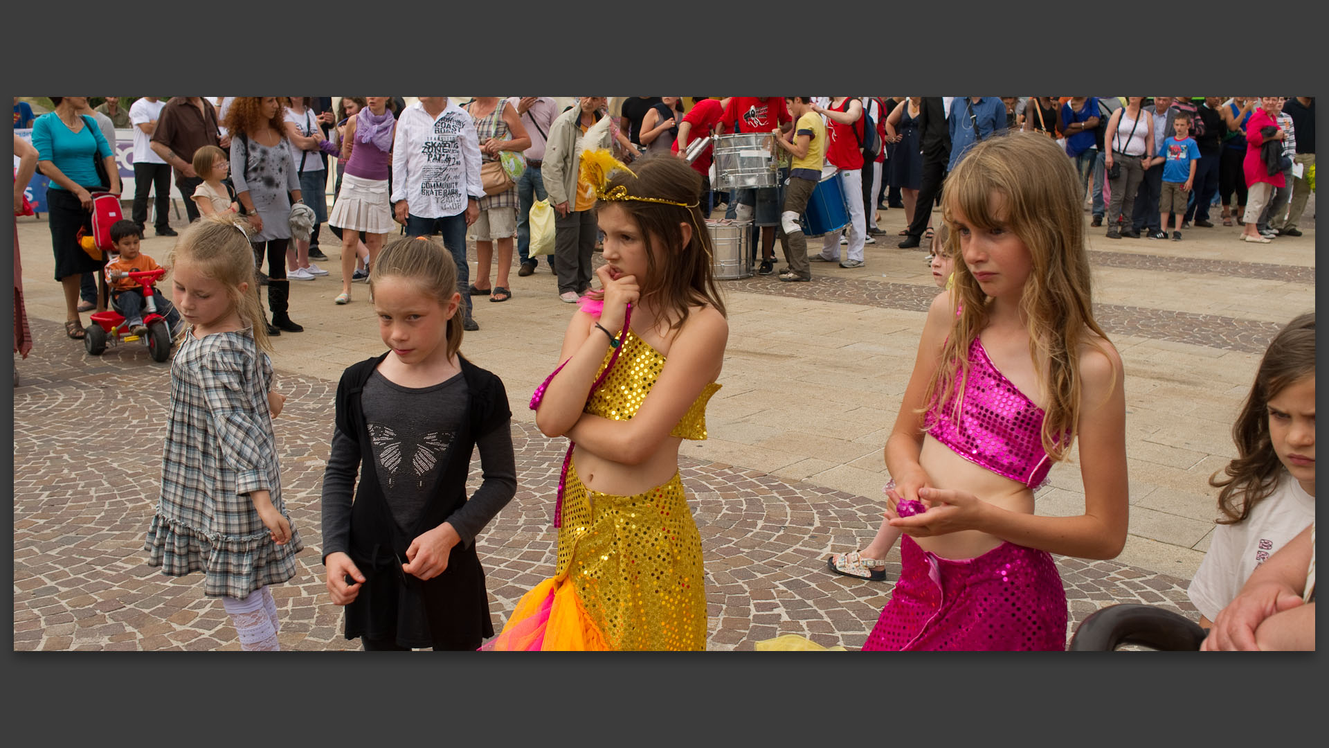 Enfants participant au carnaval do Axé, place de la République, à Lille.