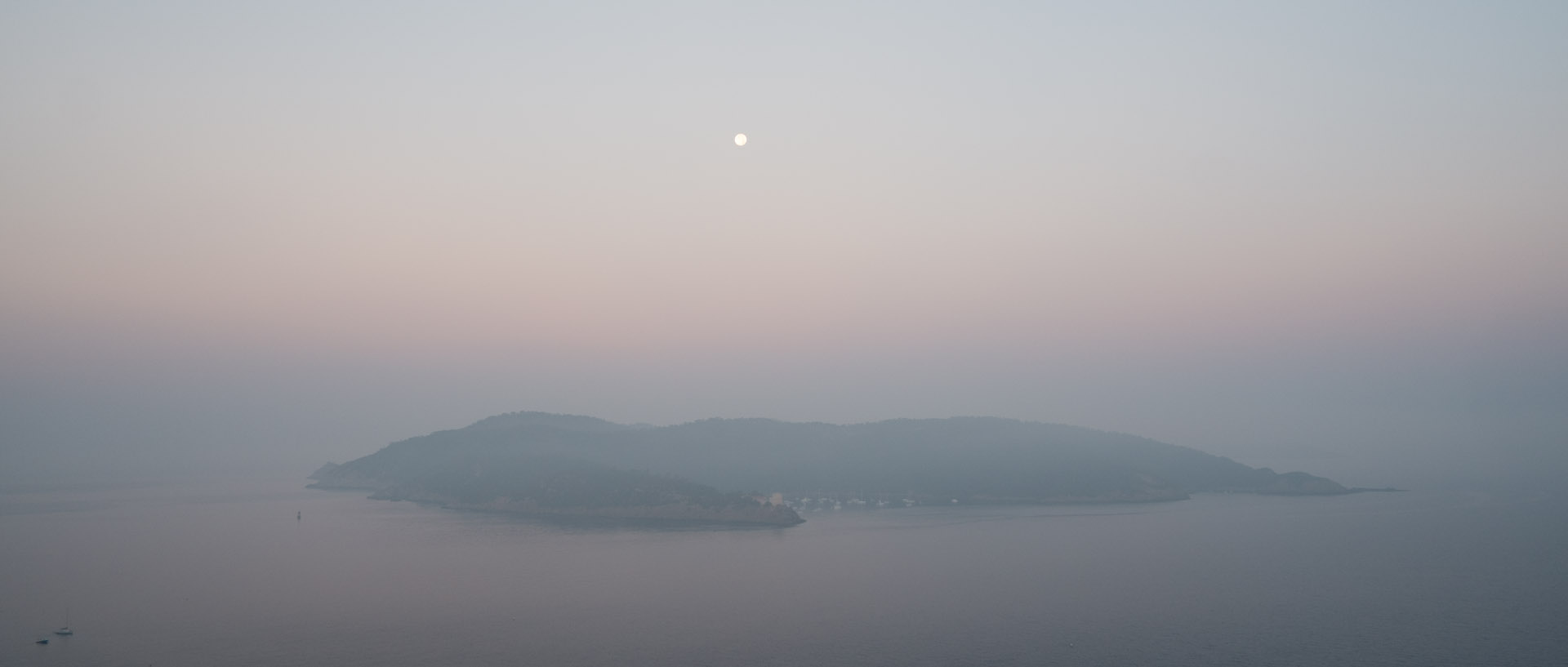 Pleine Lune sur Port-Cros, à l'aube.