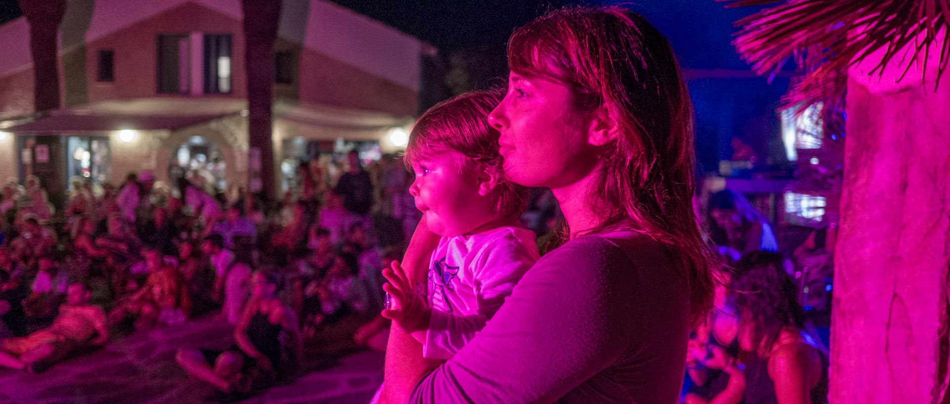 Une mère et son enfant pendant un concert de Donoré, place du village d'Héliopolis, à l'île du Levant.