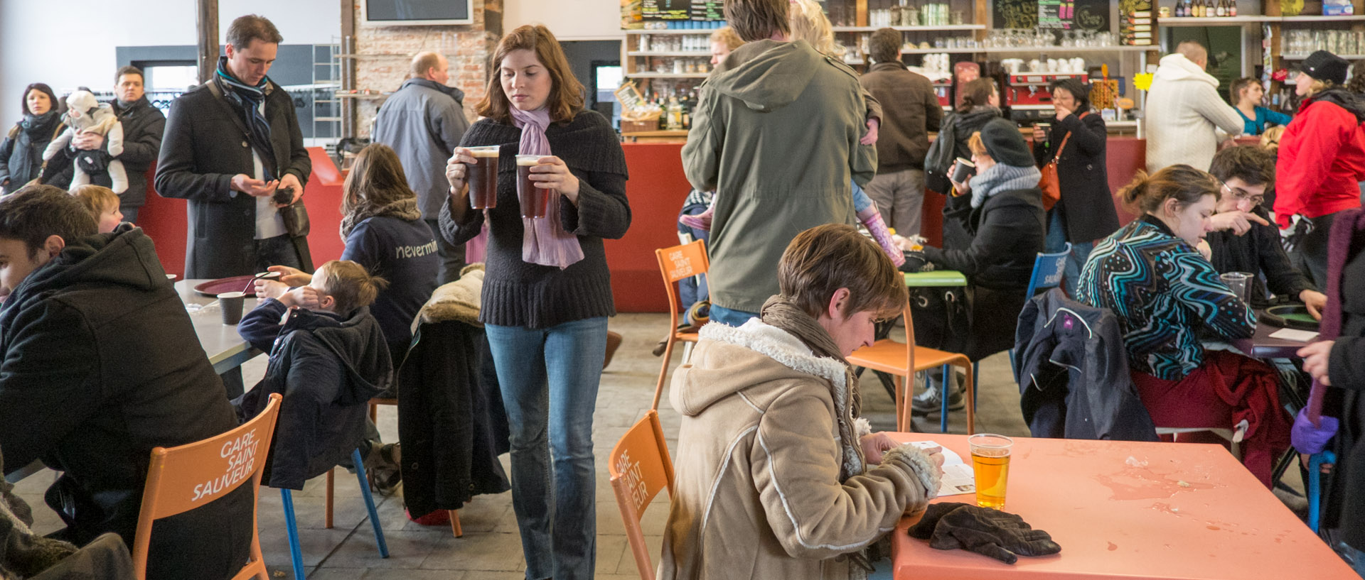 Clients dans le café de la gare Saint-Sauveur, à Lille.