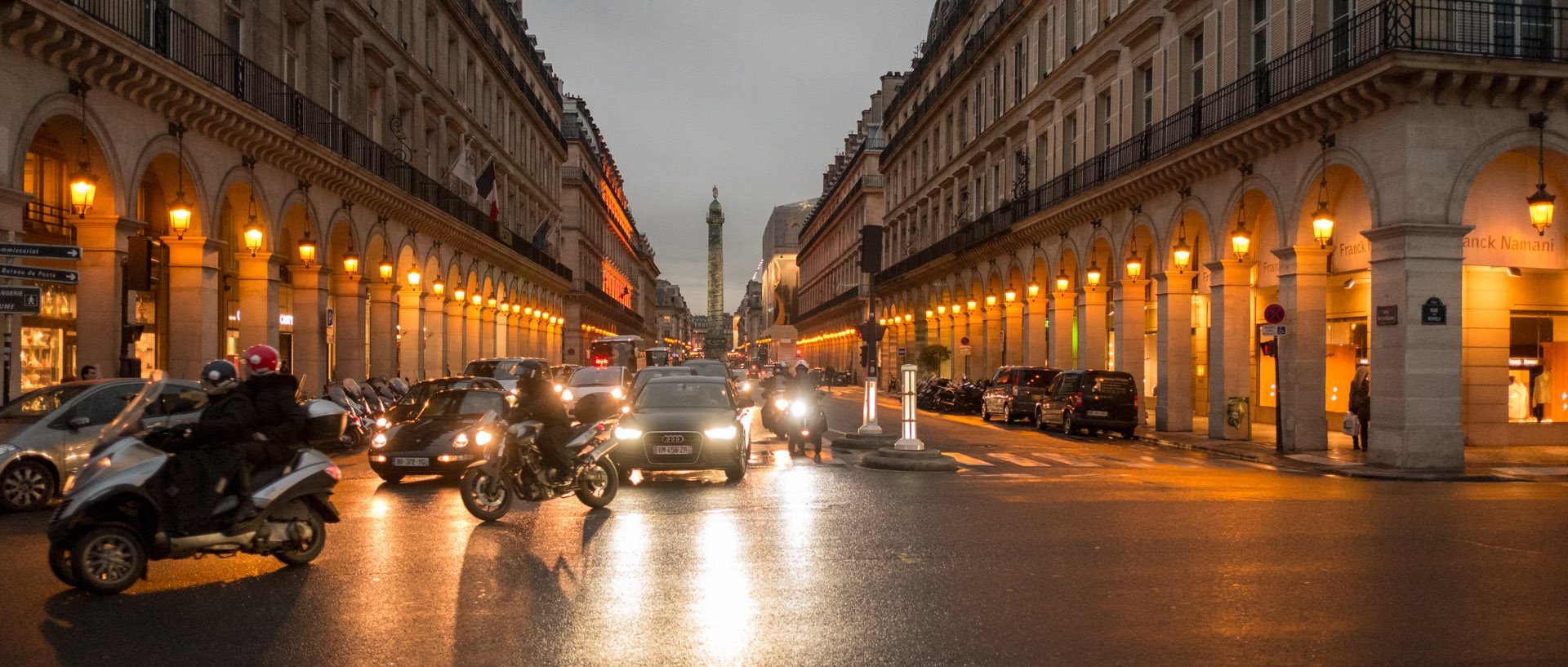 La rue de Castiglione et la colonne Vendôme, à la tombée de la nuit, à Paris.